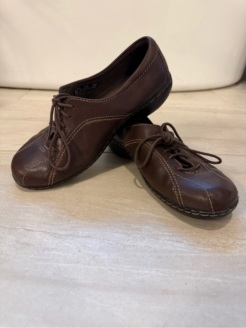 Clarks Women's Brown Leather Lace-Up Flats
